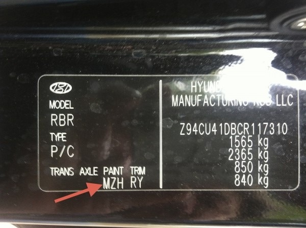 Vin 2018 года. Маркировочная табличка Хендай ix35. Табличка с кодом краски на Киа Рио 2. Маркировочная табличка кузова Hyundai Solaris. Табличка с вин номером Santa Fe 2.2.