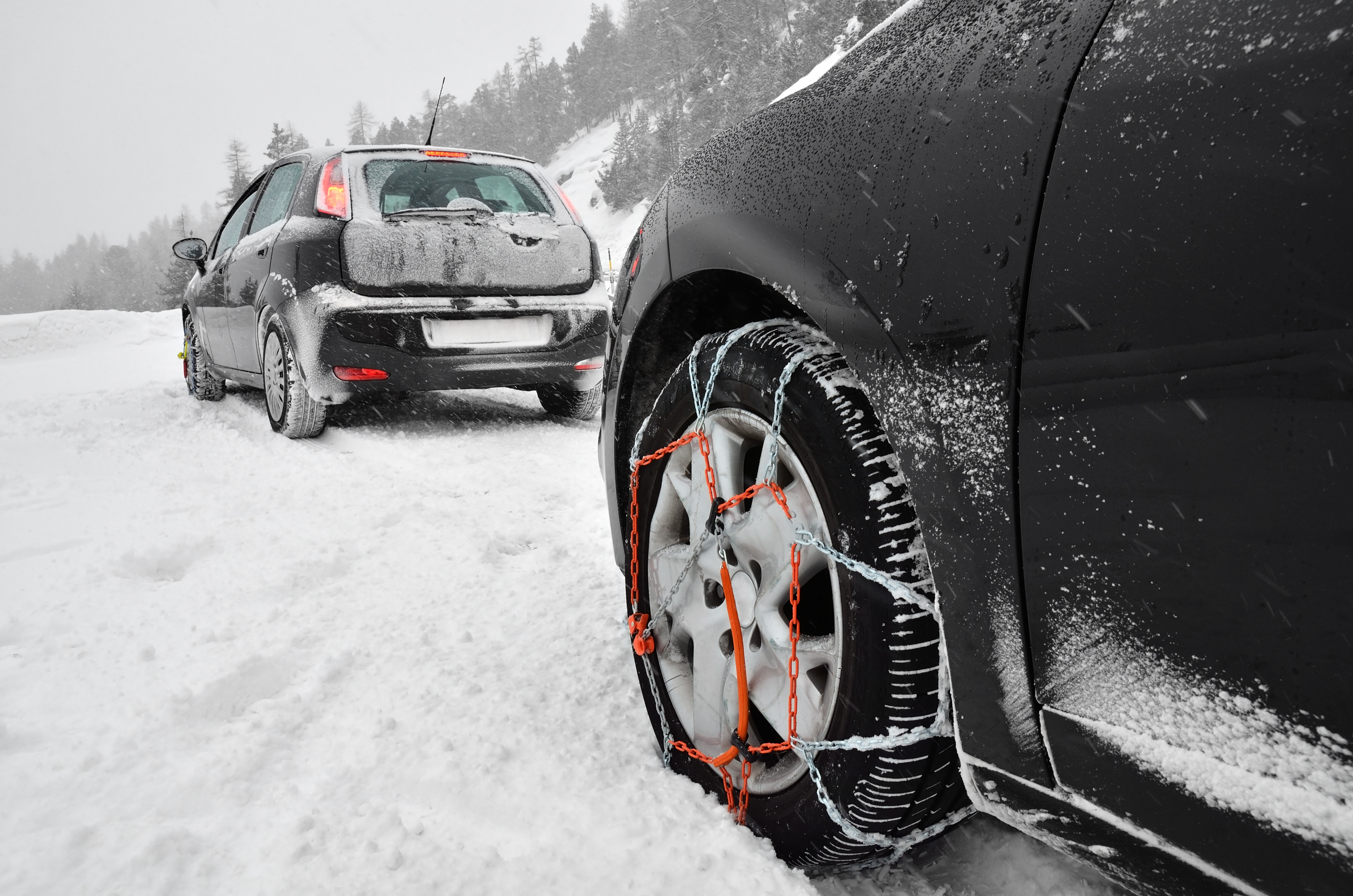 Полный привод зимой. Снег прилипает к колесам авто. Машина в сугробе вверх колесами. Передний привод зимой в снегу. Задний привод зимой.